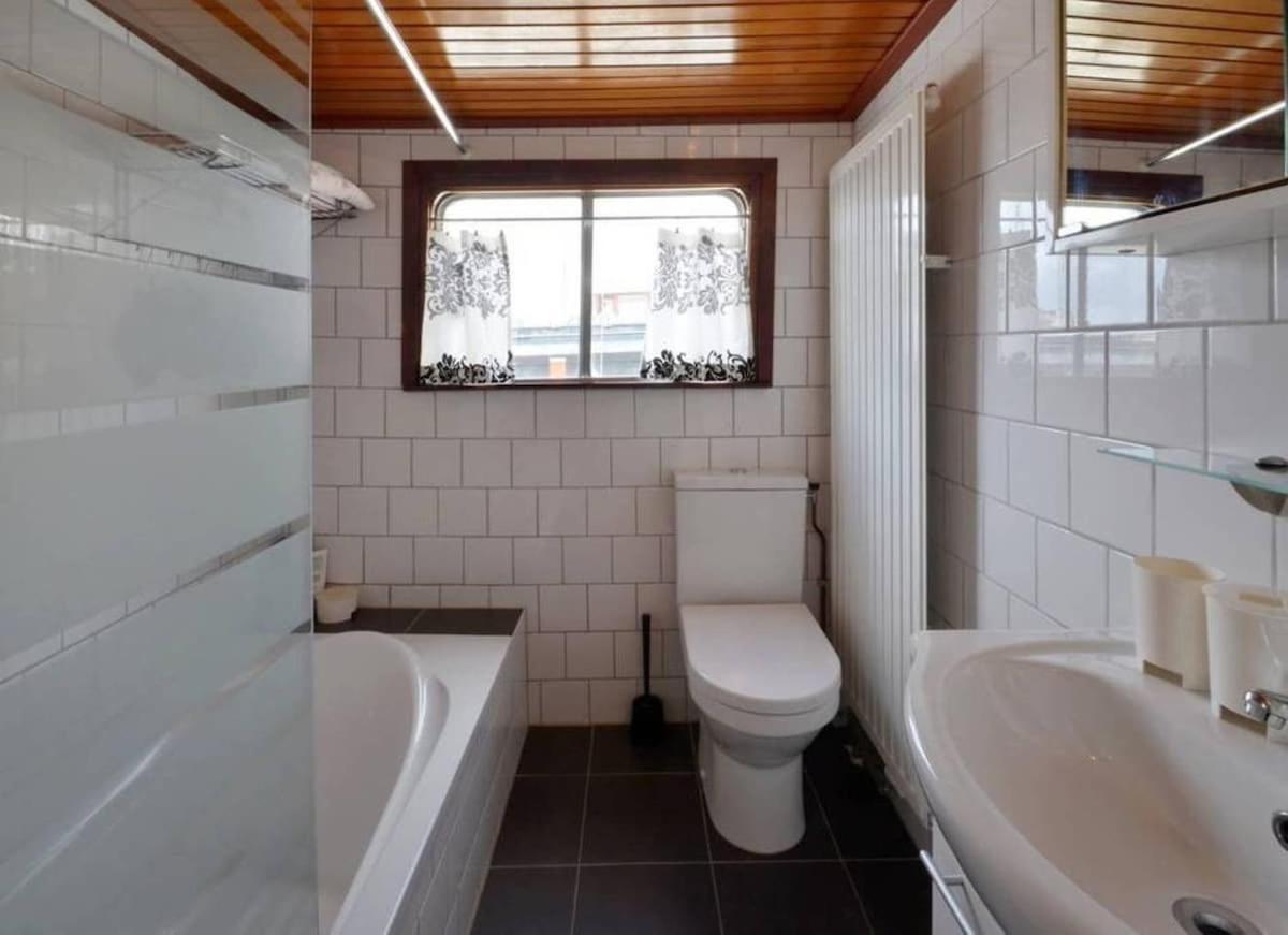 Houseboat Captain's Quarters In Harbour Botel Amsterdam