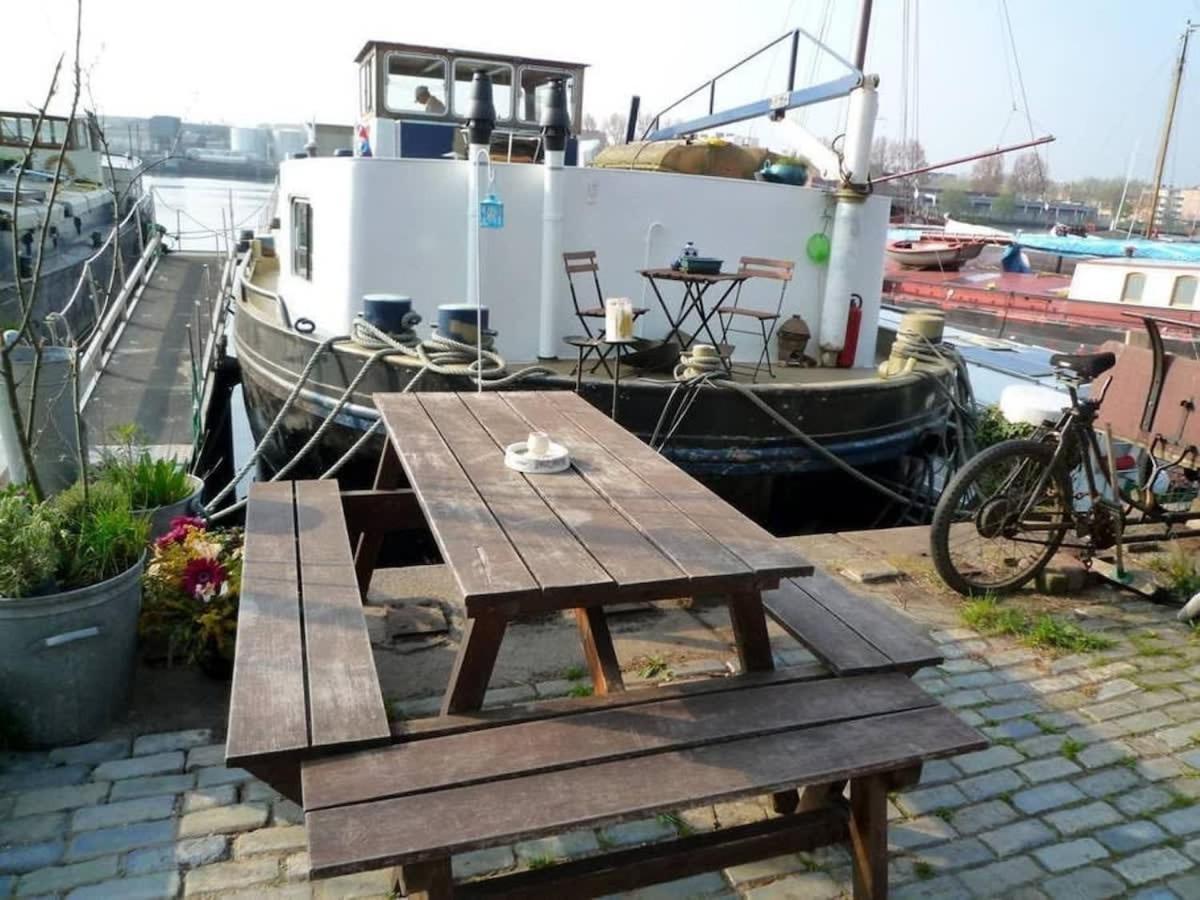 Houseboat Captain's Quarters In Harbour Botel