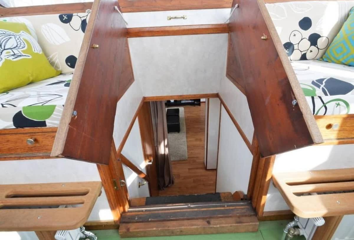 Botel Houseboat Captain's Quarters In Harbour *