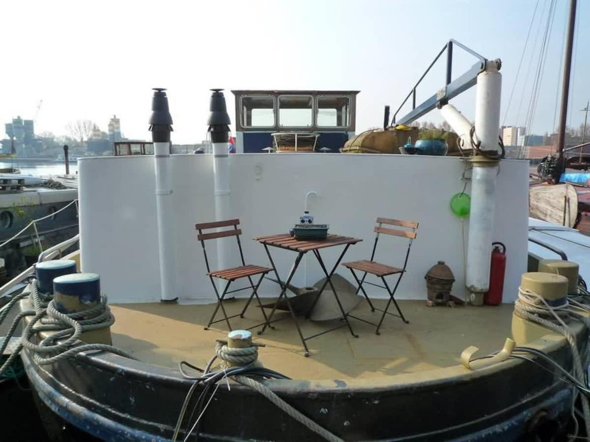 Houseboat Captain's Quarters In Harbour Botel