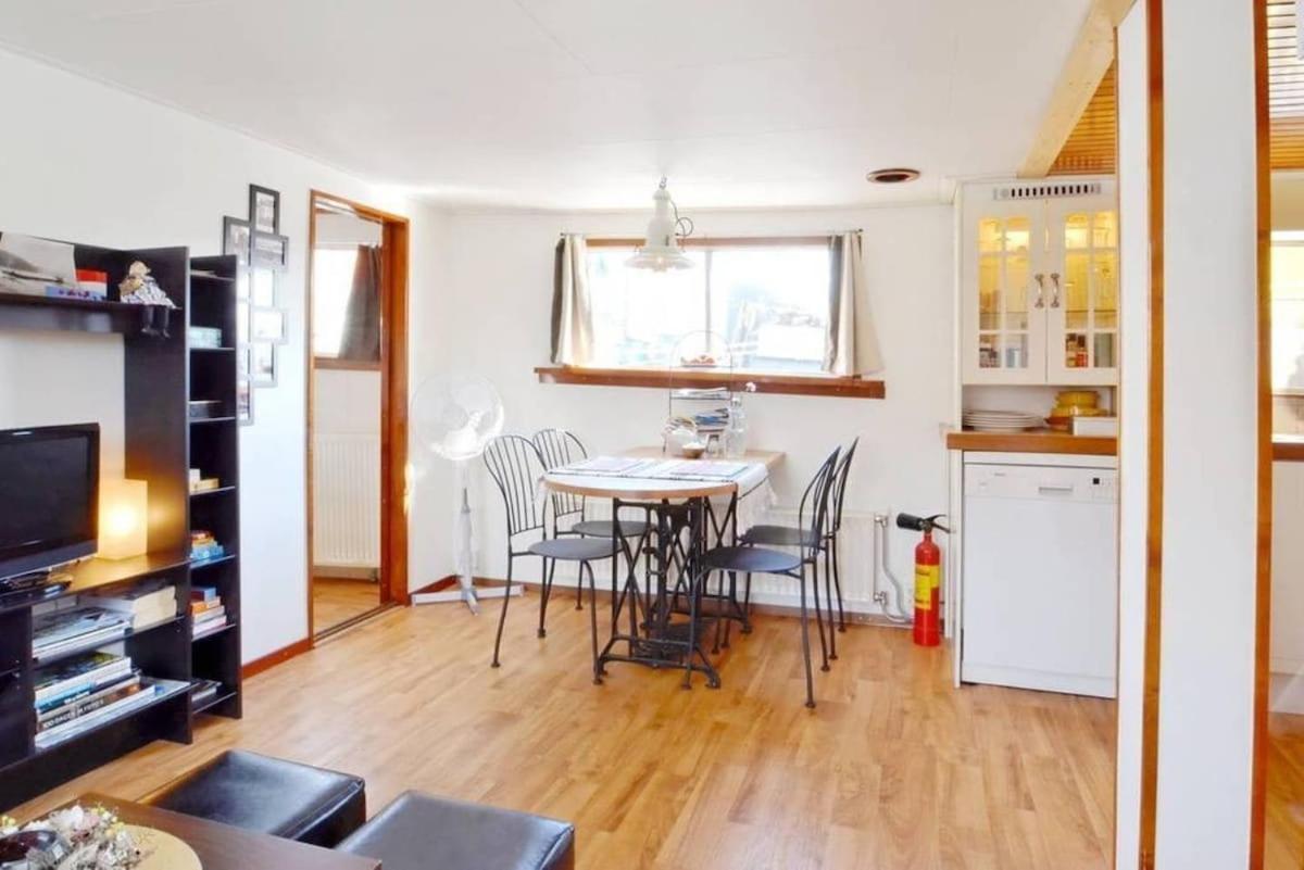 Houseboat Captain's Quarters In Harbour *