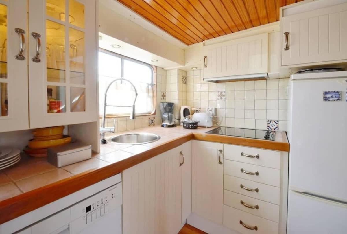 Houseboat Captain's Quarters In Harbour Amsterdam