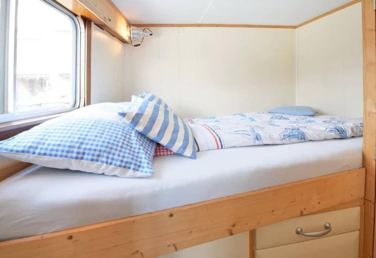 Houseboat Captain's Quarters In Harbour Botel Amsterdam