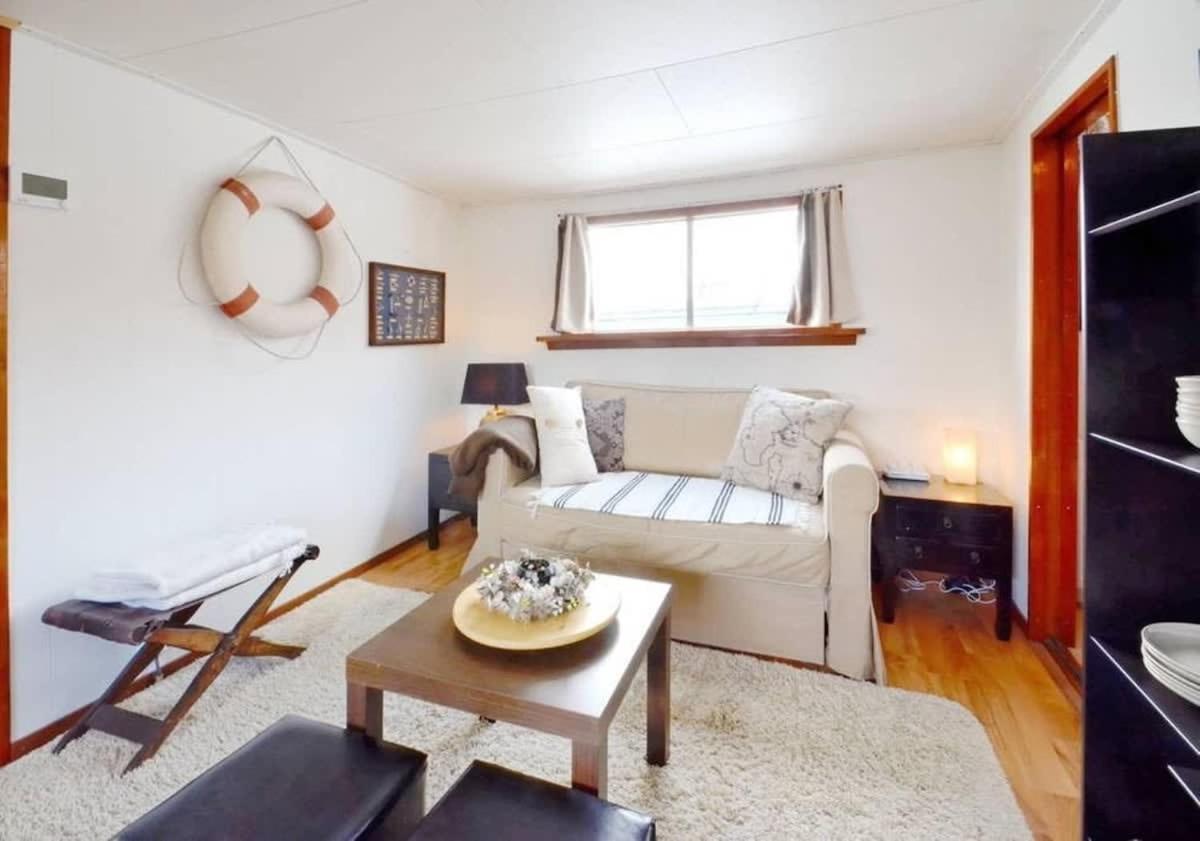 Botel Houseboat Captain's Quarters In Harbour *